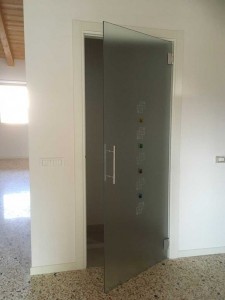 Porta_battente_tutto_vetro_satinata_battenti_vetro_pordenone_treviso_vetra_porte_di_vetro (3)