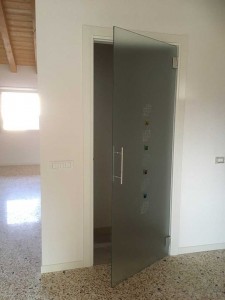 Porta_battente_tutto_vetro_satinata_battenti_vetro_pordenone_treviso_vetra_porte_di_vetro (5) 